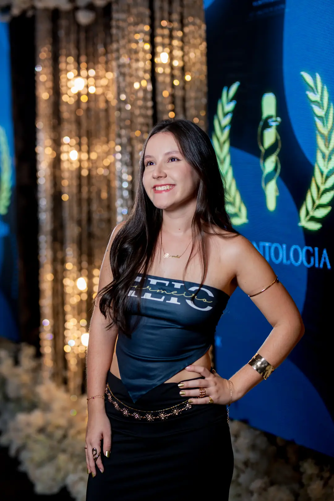 Estudantes na festa de meio de curso.