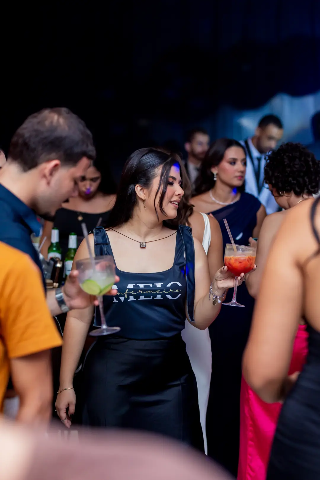 Estudantes na festa de meio de curso.