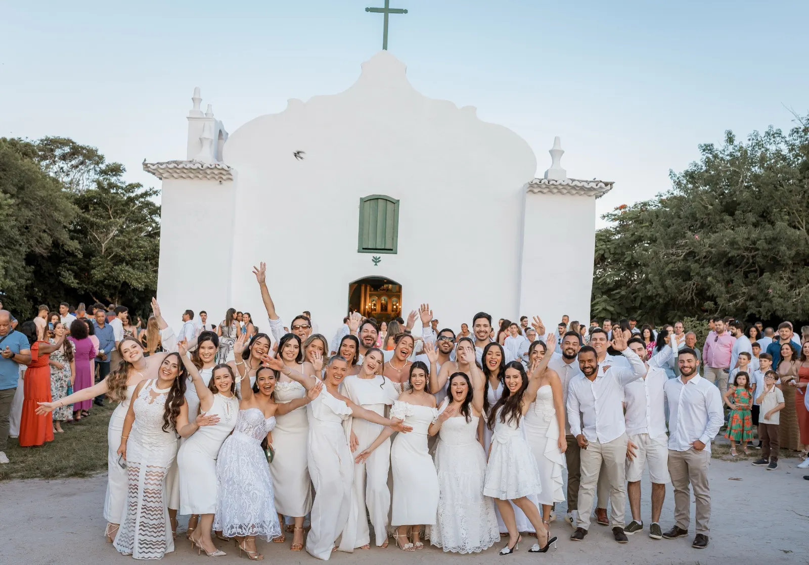 Turma reunida em frente à igreja depois da cerimônia